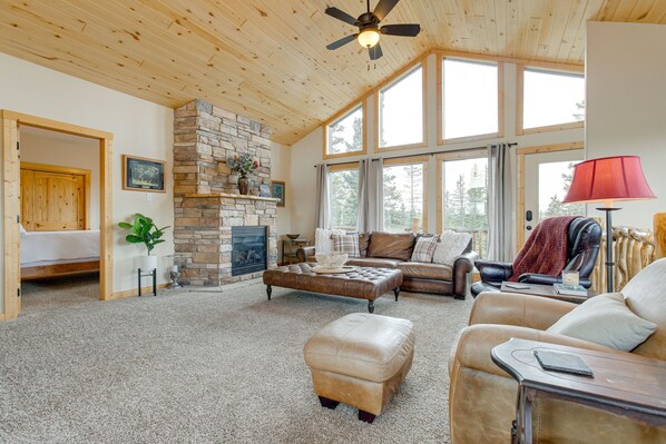 TV, fireplace - Jefferson Mountain Cabin w/ Private Deck & Grill! (Como)
