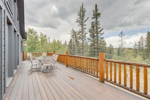 Outdoor dining - Jefferson Mountain Cabin w/ Private Deck & Grill! (Como)