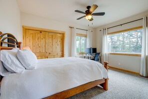 2 bedrooms, laptop workspace, bed sheets - Jefferson Mountain Cabin w/ Private Deck & Grill! (Como)