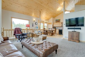 TV, fireplace - Jefferson Mountain Cabin w/ Private Deck & Grill! (Como)