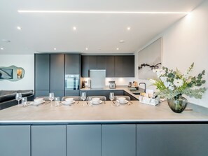 Lavavajillas y trona infantil