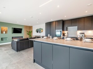 Unclassified image, 5 of 28, button