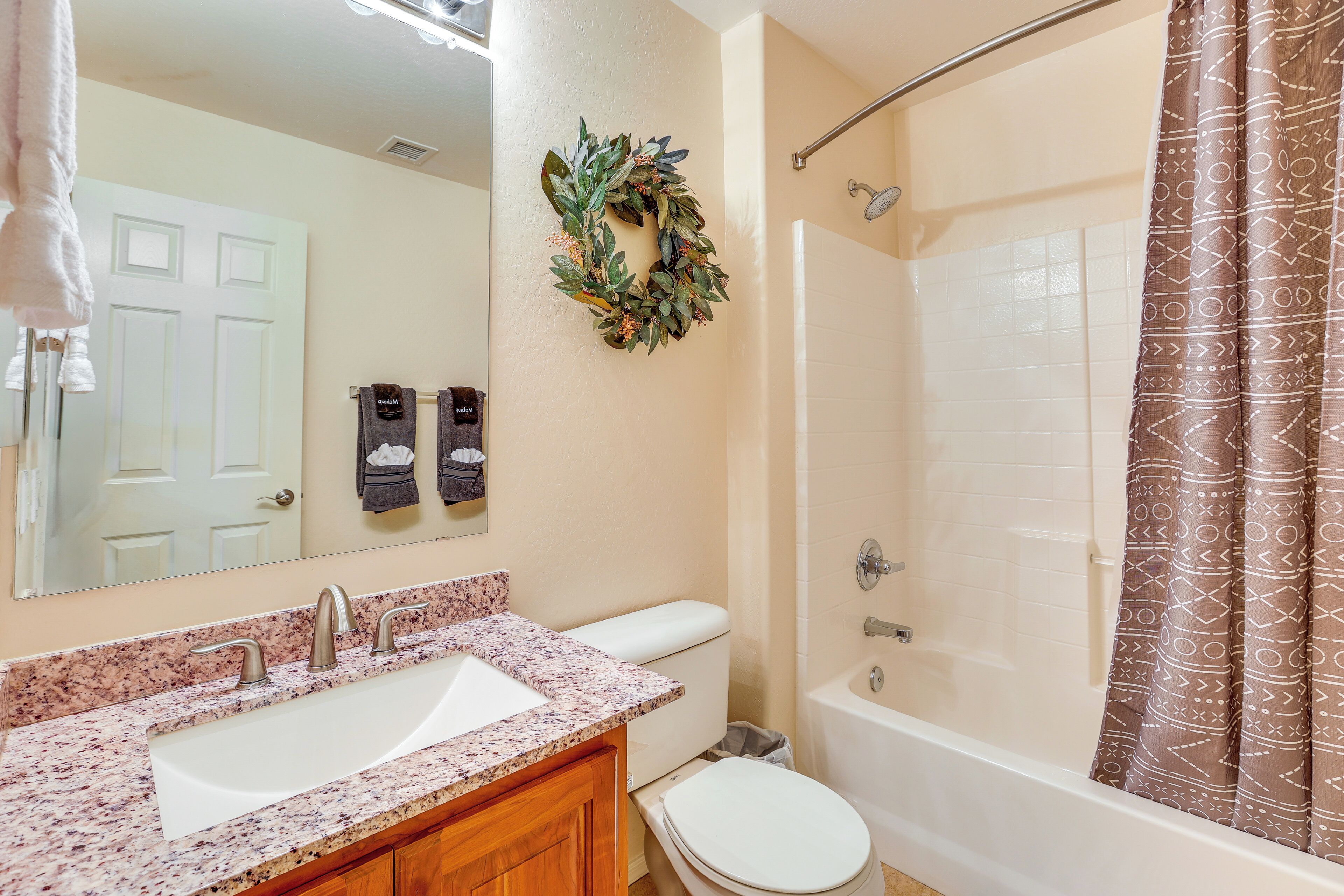Un baño con lavabo, inodoro y bañera.
