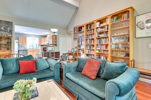 Fernseher, Kamin, Bücher
