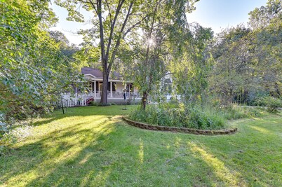 Schuylerville Home: 9 Mi to Saratoga Springs!