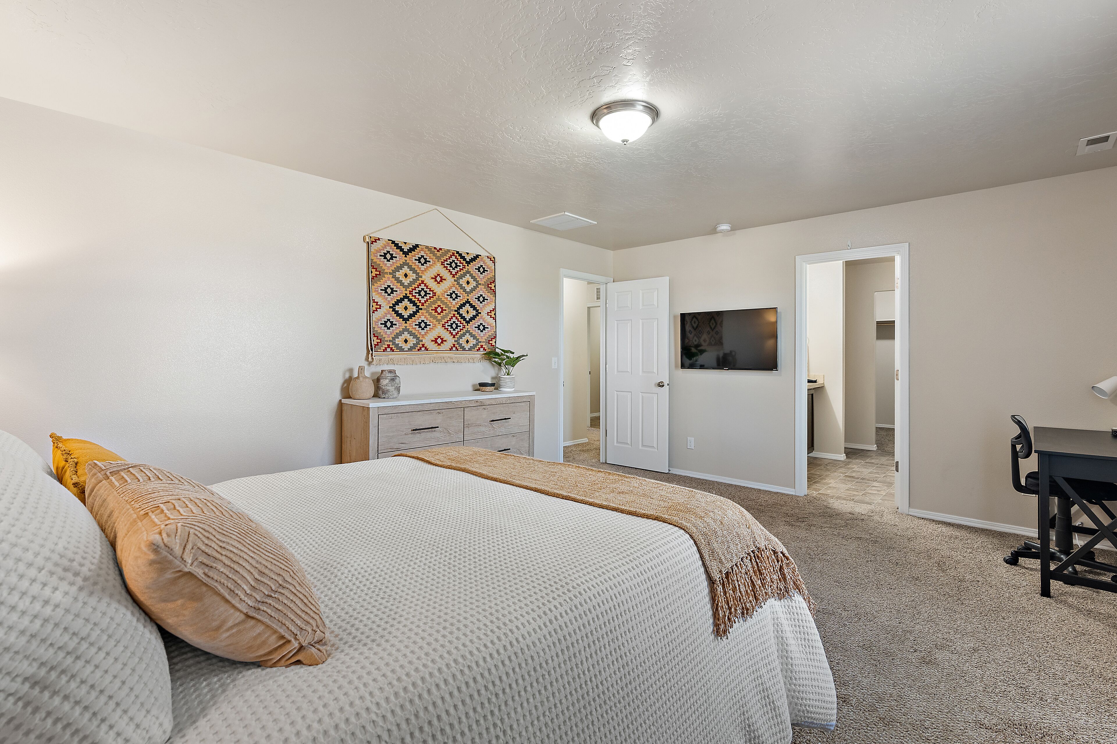 4 bedrooms, desk, iron/ironing board, free WiFi