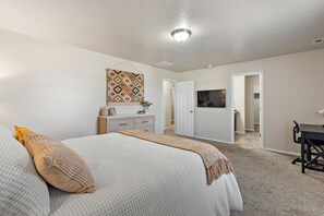 4 makuuhuonetta, työpöytä, silitysrauta/-lauta, ilmainen Wi-Fi