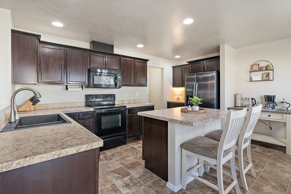 Jääkaappi, mikroaaltouuni, uuni, liesi