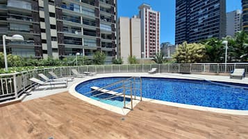 Piscina coperta, piscina all'aperto, ombrelloni da piscina, lettini