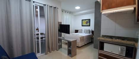 Studio | Individueel gedecoreerd, individueel gemeubileerd, een bureau