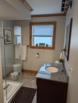 Hair dryer, towels, soap, shampoo - Beautiful, two-story chalet with spectacular views of Bonne Bay & Gros Morne!
 (Woody Point)