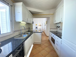 Fridge, microwave, oven, coffee/tea maker - ALBUFEIRA QUINTA DA BALAIA CHARMING by HOMING (Albufeira)