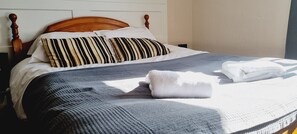 Double or Twin Room | Desk, laptop workspace, iron/ironing board, free WiFi - 19 Market Square (Bicester)