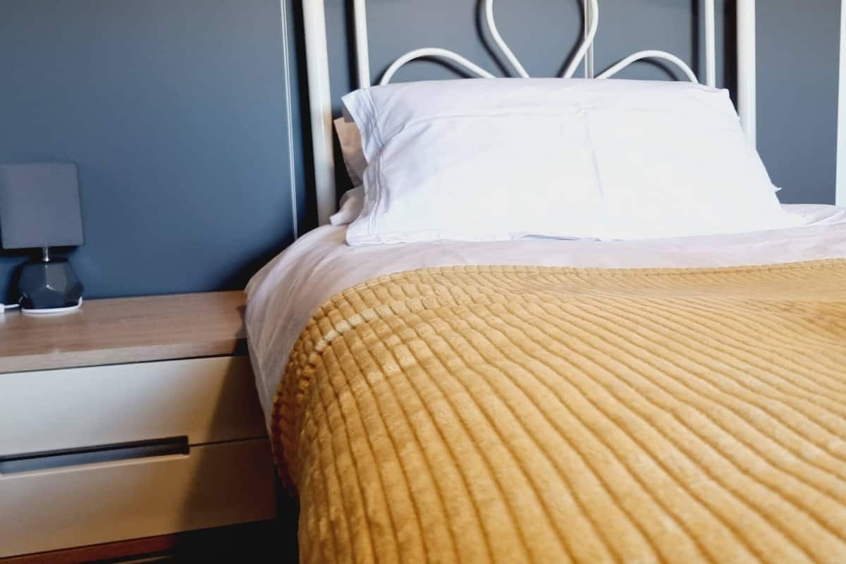 Single Room | Desk, laptop workspace, iron/ironing board, WiFi (free)