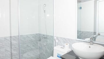 Quarto casal ou duplo superior | Banheiro | Chinelos