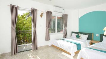 Quarto quádruplo família | Escrivaninha, quartos à prova de som, Wi-Fi de cortesia