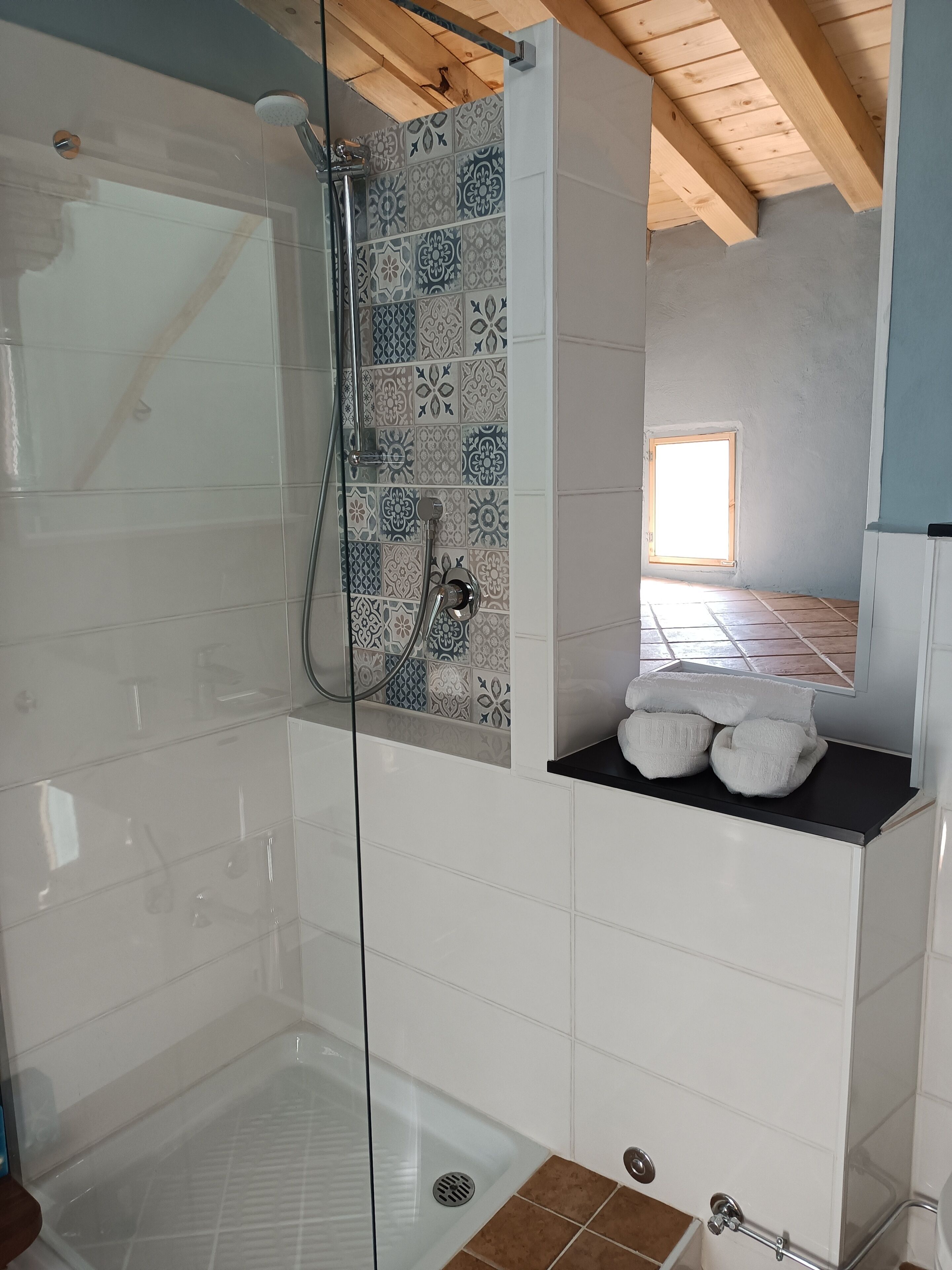 Douche, sèche-cheveux, bidet, serviettes fournies