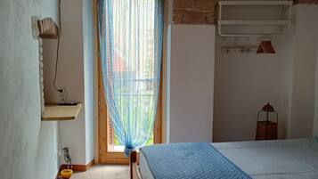1 dormitorio, tabla de planchar con plancha, ropa de cama