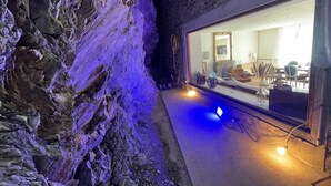 Ein Zimmer mit Steingemäuer und einem großen Fenster.