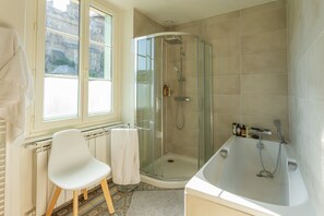 Douche, sèche-cheveux, serviettes fournies, savon