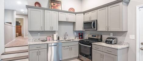 Køleskab, mikrobølgeovn, ovn, kogeplade