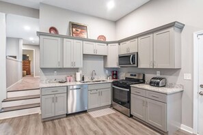 Fridge, microwave, oven, stovetop - Oakland Oasis A Intown Atlanta (Atlanta)