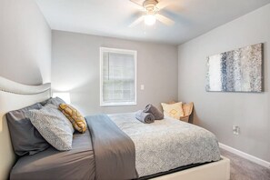 4 間睡房、書桌、熨斗/熨衫板、可攜式嬰兒床