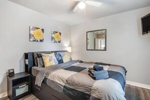 8 habitaciones, escritorio, tabla de planchar con plancha y wifi 