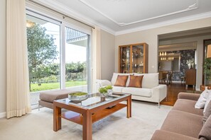 TV, fireplace - Casa Olimpo by Homie (Estreito Câmara de Lobos)