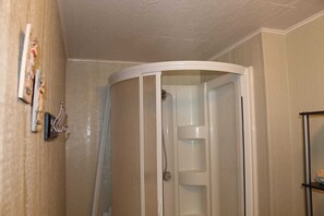 Regadera, toallas, papel de baño