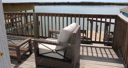 Fishing Cottage on ICW facing Sargentbeach with dock night fishing lights 2rooms