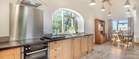 Oppvaskmaskin og høy barnestol