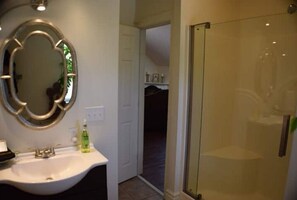 Shower, hair dryer, towels, soap - The Carriage House at The Lost Pearl (Madison)