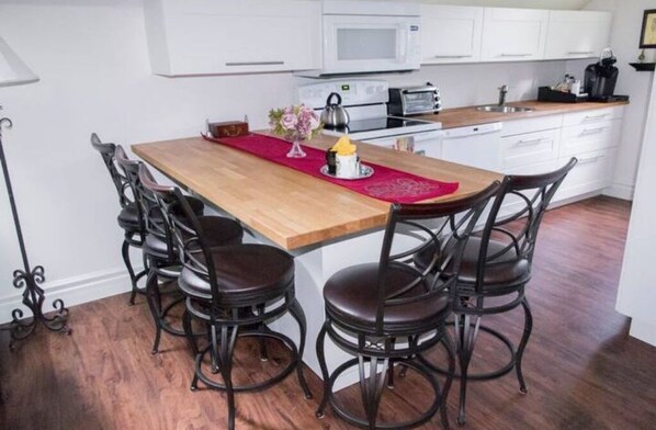 Fridge, microwave, oven, stovetop - The Carriage House at The Lost Pearl (Madison)