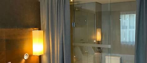 Suite | Verdunkelungsvorhänge, Bügeleisen/Bügelbrett, kostenloses WLAN