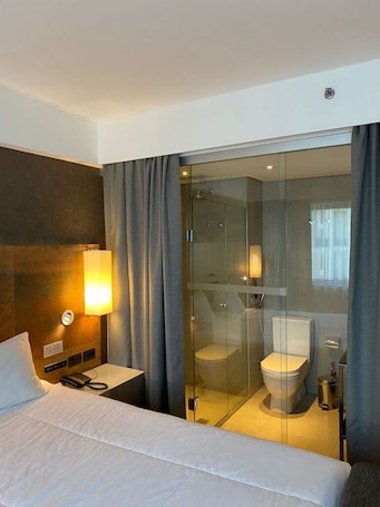 Cortinas blackout, tabla de planchar con plancha y wifi gratis