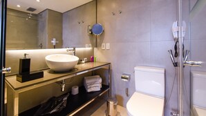 A modern bathroom with a large sink, mirror, and shower. - Elegance Suites Ibirapuera (São Paulo)