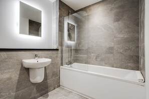 Bathtub, hair dryer, towels - GuestReady - Delightful getaway in Liverpool (Liverpool)