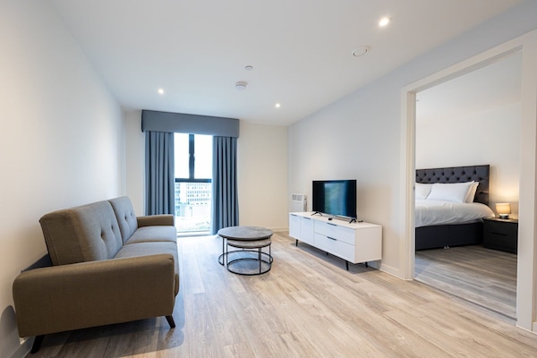 2 bedrooms, iron/ironing board, internet, bed sheets