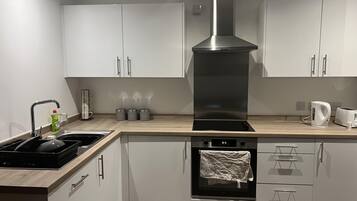 Departamento | Cocina privada | Refrigerador, microondas, horno y parrilla de estufa