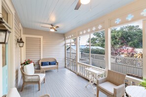 Terrace/patio - Coastal Breeze: Heated Pool, 3.5 Bathrooms, Restoring Galveston TV Show (Galveston)