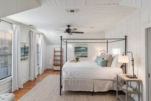 4 室のベッドルーム、セーフティボックス (室内)、デスク、アイロン / アイロン台