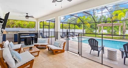 Designer getaway with private pool, luxe lanai, home office & outdoor kitchen