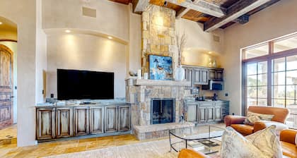 Dog-friendly guest house near trails with outdoor kitchen, fireplace, patio, gym
