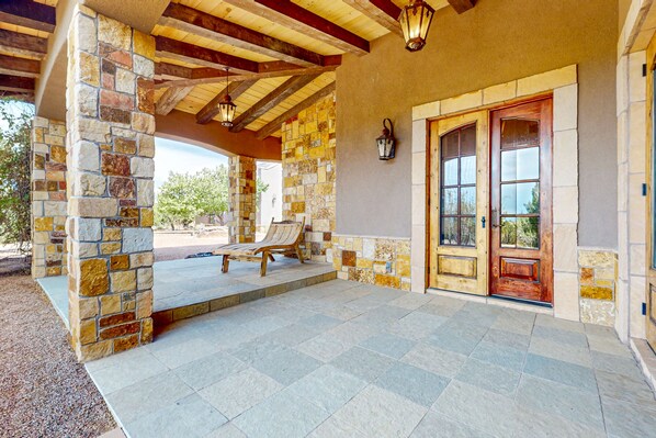 Terrace/patio - Dog-friendly guest house near trails with outdoor kitchen, fireplace, patio, gym (Santa Fe)