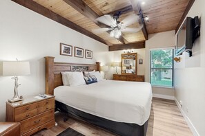 2 bedrooms, iron/ironing board, Internet, bed sheets - Your next vacation getaway is less than 200 steps to a private beach on the lake (South Lake Tahoe)