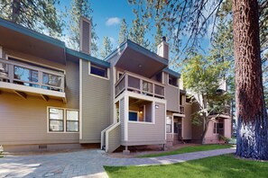 Exterior - Quintessential Heavenly basecamp at Lakeland Village with amazing amenities (South Lake Tahoe)