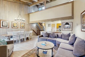 テレビ、暖炉、DVD プレーヤー