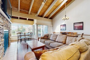 Een televisie en een open haard