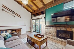 TV, lareira, DVD player